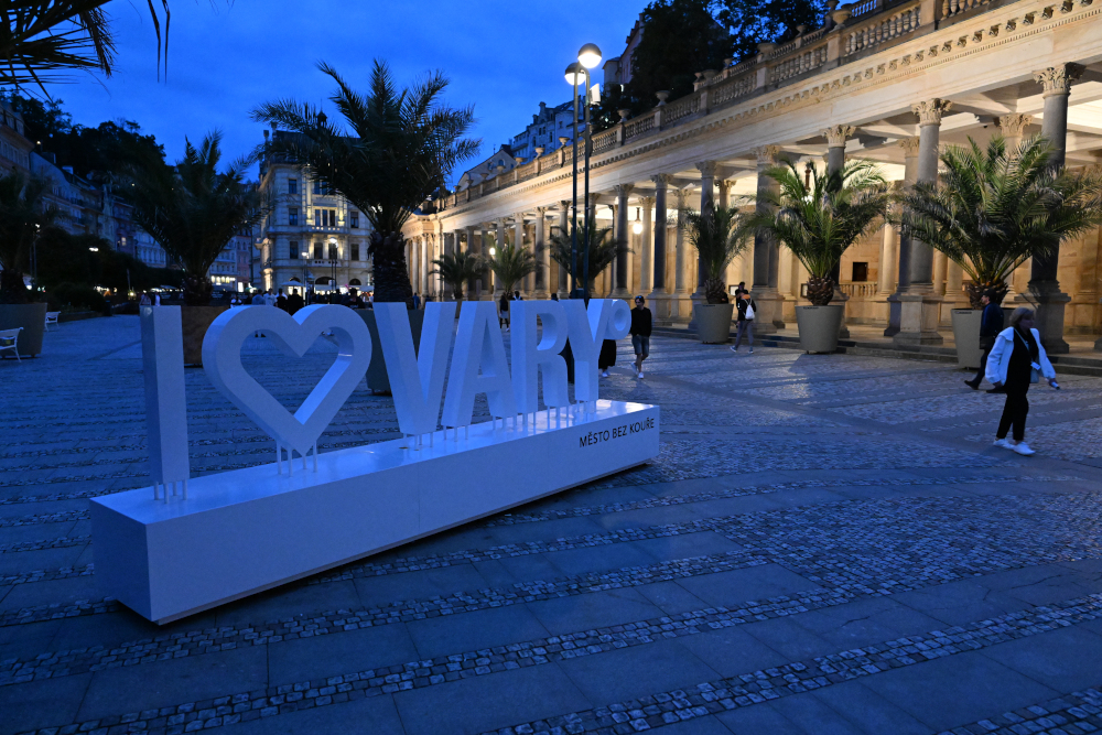 Love Karlovy Vary statue